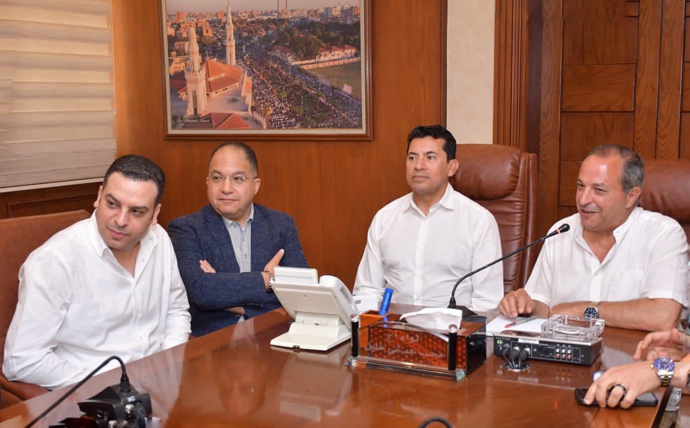 محافظ بورسعيد يستقبل وزير الرياضة ورئيس المصري