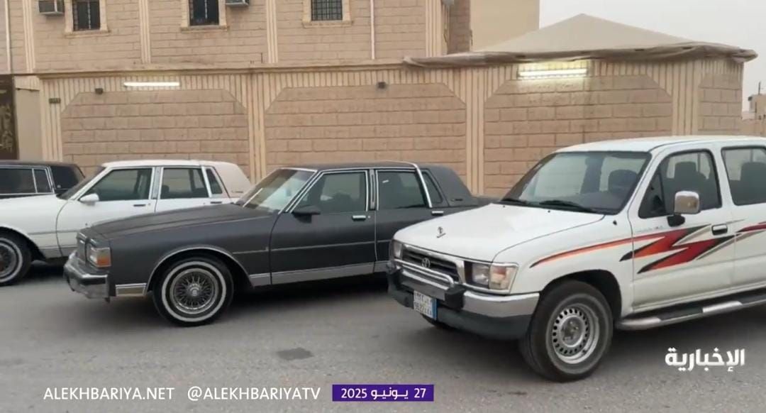 مواطن يحتفظ بسيارات يتجاوز عمرها 20 عامًا في حفر الباطن.. فيديو