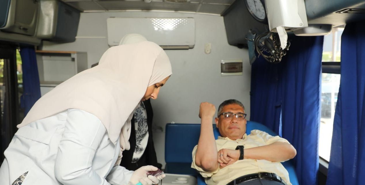 محافظ الجيزة يتبرع بالدم.. ويؤكد: واجب إنسانى وصورة من صور التكافل الاجتماعى.. صور