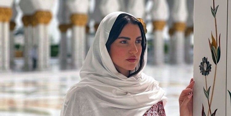 درة التونسية برد قوي على إنتقادات ظهورها بالحجاب مع الماكياج