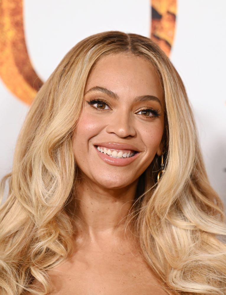 المكياج المثالي في الصيف لذوات البشرة السمراء والشعر الأشقر من وحي النجمات