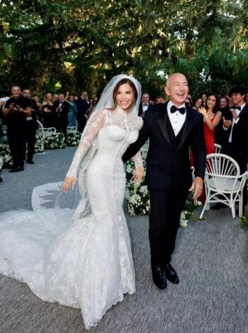 الملكة رانيا والأميرة رجوة شديدتا الأناقة في زفاف جيف بيزوس