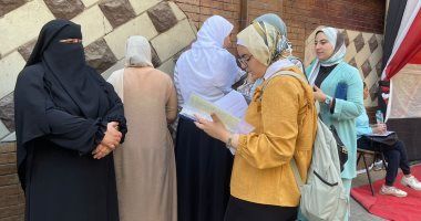 أولياء الأمور ينتظرون طلاب الثانوية العامة فى محيط المدارس بالجيزة.. صور