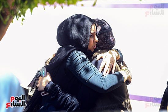 الابتسامات ترسم الوجوه.. طلاب الثانوية العامة: امتحان الإنجليزي سهل ومباشر