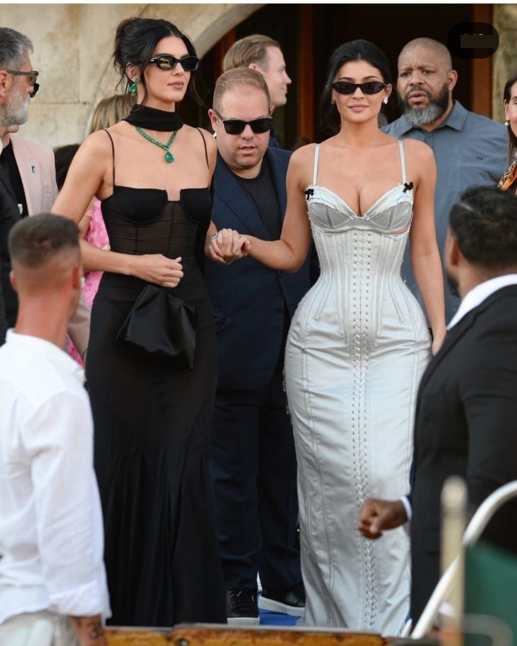 عزمت كيم بس.. كريس جينر تقنع لورين سانشيز بدعوة جميع بناتها في حفل زفافها