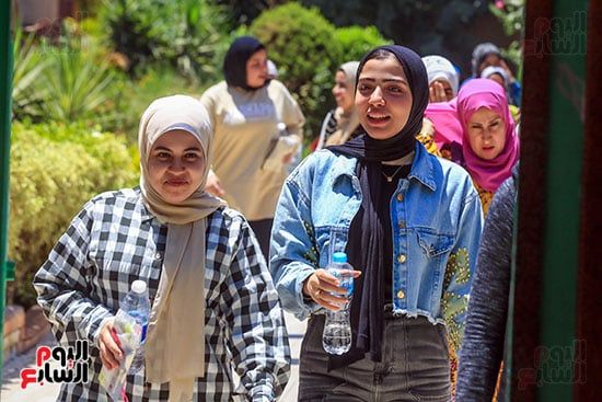 الابتسامات ترسم الوجوه.. طلاب الثانوية العامة: امتحان الإنجليزي سهل ومباشر