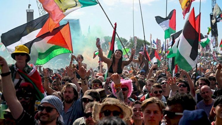 في مهرجان غلاستونبري البريطاني: الموت للجيش الإسرائيلي