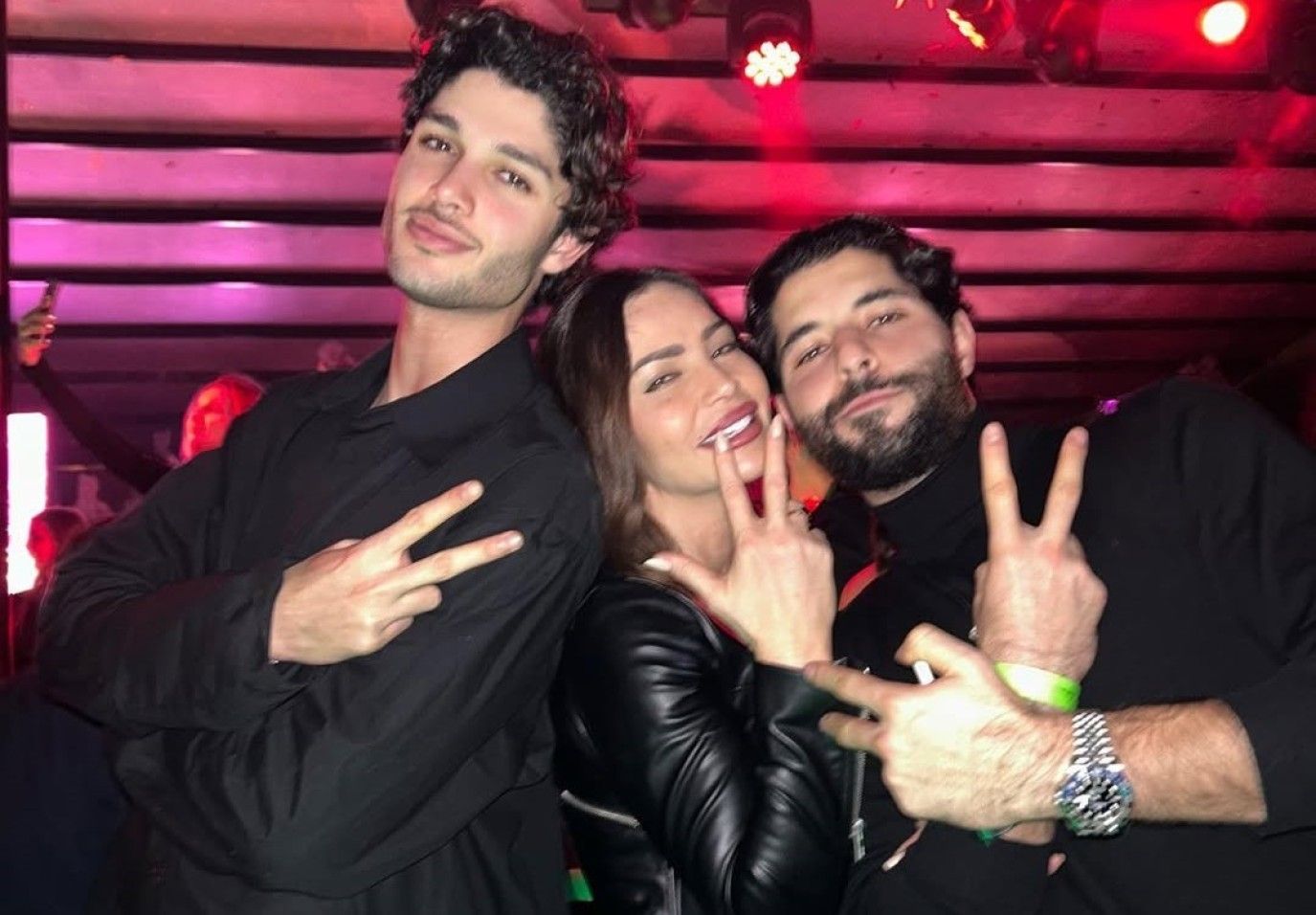 بدت كأنها شقيقتهما.. جيهان علامة تخطف الأنظار مع ولديها خالد ولؤي في فيديو عفوي