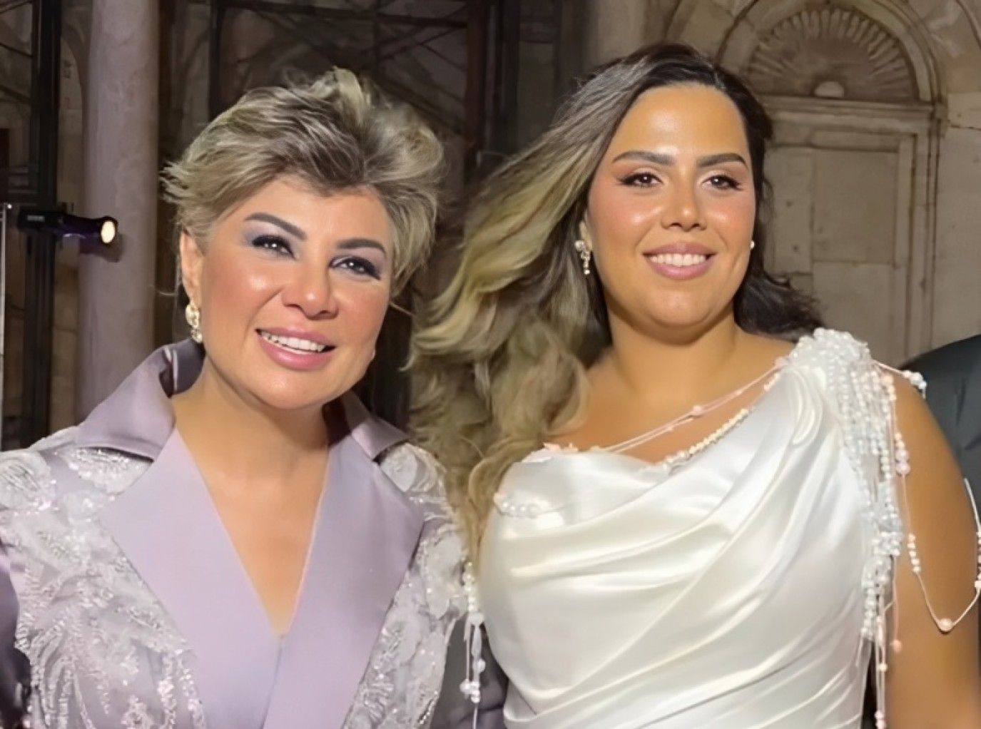 قدمت العريس لابنتها.. اللقطات الأولى من حفل زفاف ابنة الإعلامية مفيدة شيحة