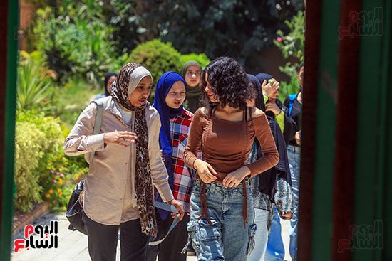 الابتسامات ترسم الوجوه.. طلاب الثانوية العامة: امتحان الإنجليزي سهل ومباشر