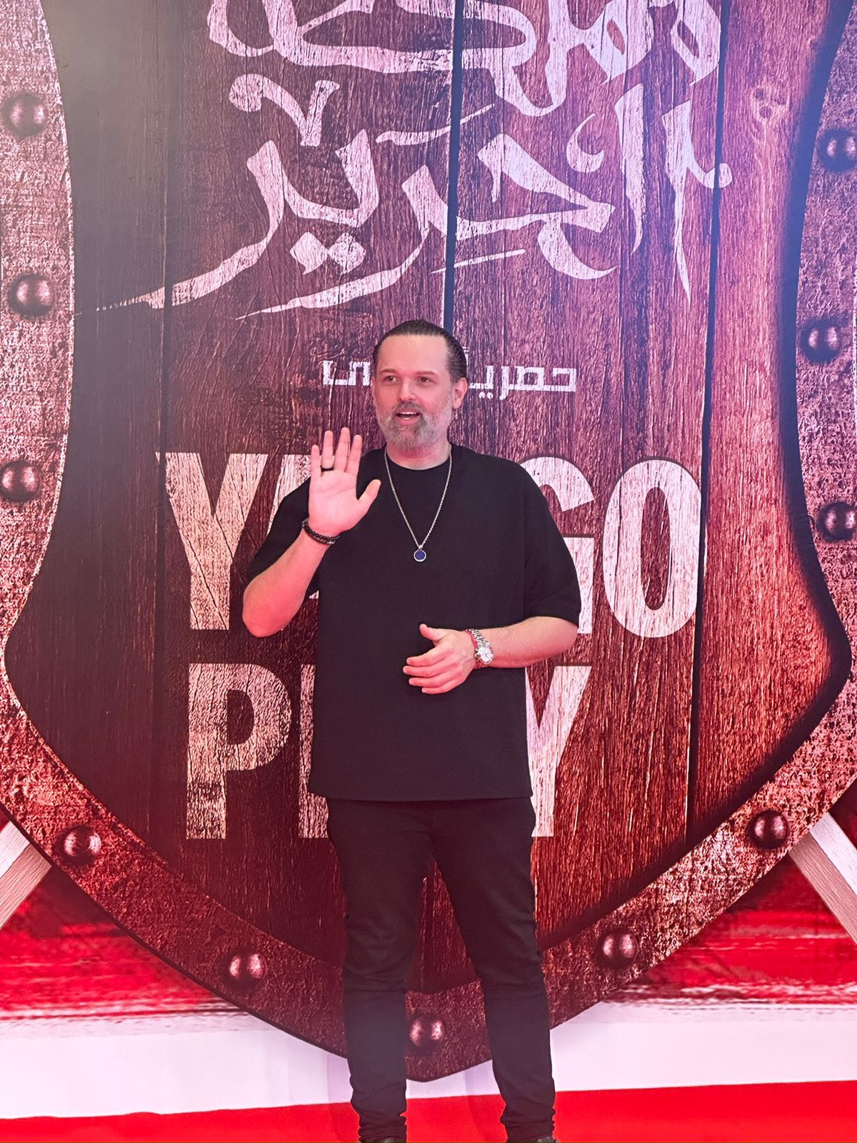 كريم محمود عبد العزيز وشقيقه وزوجته يصلون العرض الخاص لمملكة الحرير