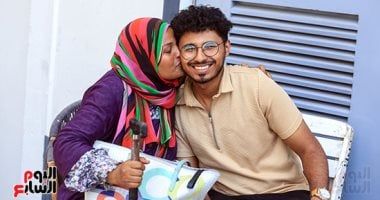 الابتسامات ترسم الوجوه.. طلاب الثانوية العامة: امتحان الإنجليزي سهل ومباشر