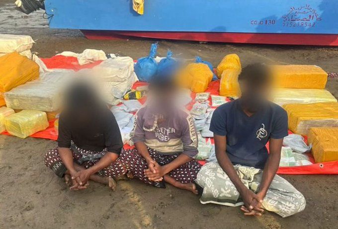 حملة أمنية تضبط قاربًا يحمل نصف طن من الحشيش قرب باب المندب