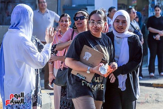 تفتيش طلاب الثانوية العامة بالجيزة قبل دخول لجان امتحان اللغة الإنجليزية