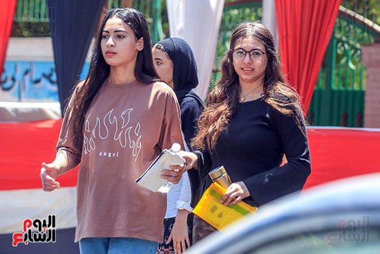 الابتسامات ترسم الوجوه.. طلاب الثانوية العامة: امتحان الإنجليزي سهل ومباشر