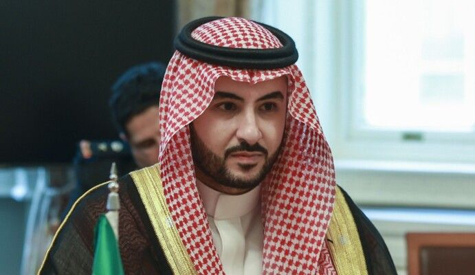 وزير الدفاع السعودي بحث مع رئيس هيئة الأركان الإيرانية بجهود الحفاظ على الأمن بالمنطقة