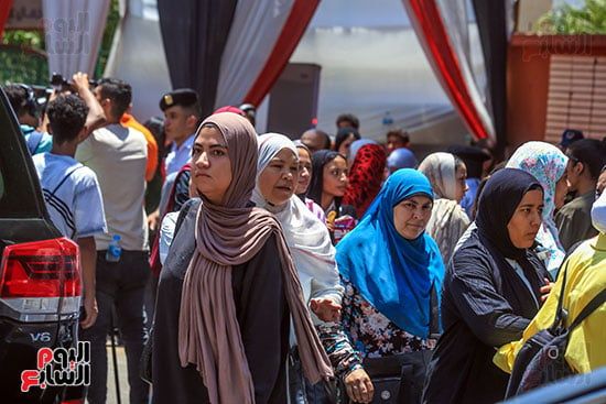 الابتسامات ترسم الوجوه.. طلاب الثانوية العامة: امتحان الإنجليزي سهل ومباشر