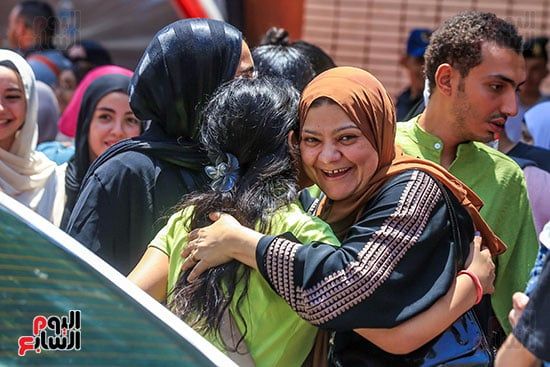 الابتسامات ترسم الوجوه.. طلاب الثانوية العامة: امتحان الإنجليزي سهل ومباشر