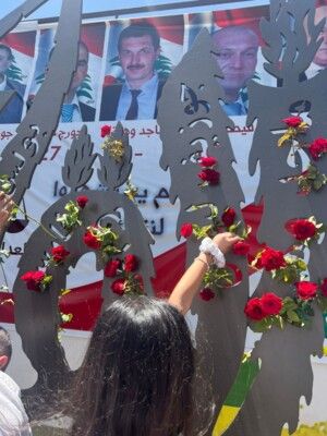 قداس في ذكرى شهداء القاع ولوحة تخلد اسماءهم