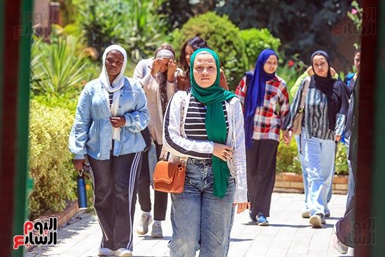 الابتسامات ترسم الوجوه.. طلاب الثانوية العامة: امتحان الإنجليزي سهل ومباشر