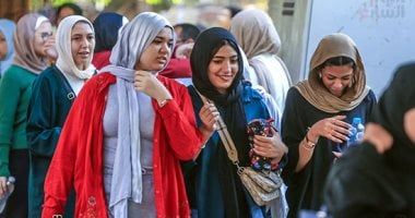 انتهاء امتحان اللغة الأجنبية الأولى للثانوية العامة وبدء خروج الطلاب من اللجان