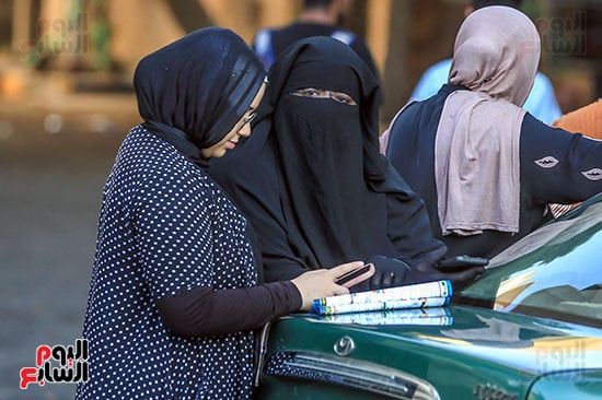بدء توافد طلاب الثانوية العامة على لجان الجيزة لأداء امتحان الإنجليزى.. صور