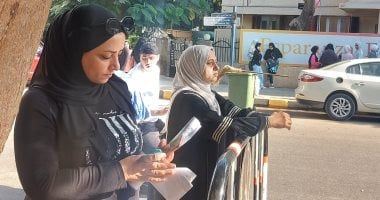 بدعوات صامتة.. الأمهات يترقبن دخول الأبناء للجان امتحان اللغة الأجنبية الأولى