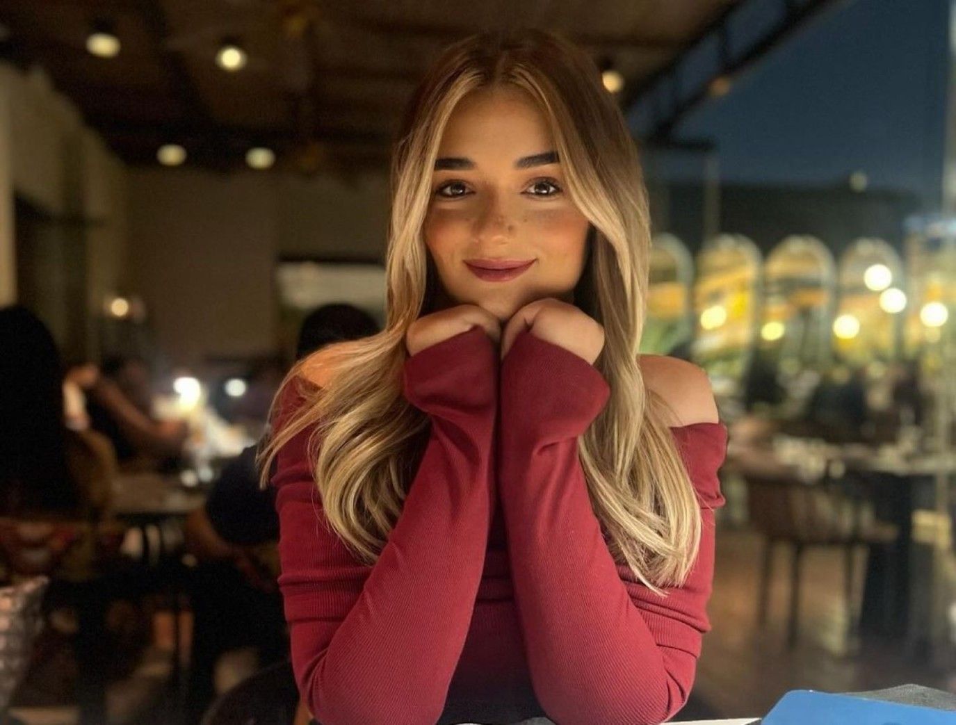 ملك أحمد زاهر تعلق على تجربتها الأولى في الإخراج والتأليف لفيلم شنطة سفر.. وهكذا دعمها والدها