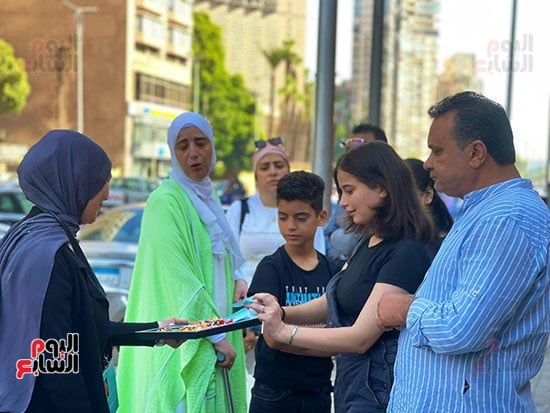 دعم وحلوى لطلاب الثانوية العامة بالجيزة قبل أداء امتحان الإنجليزى.. صور