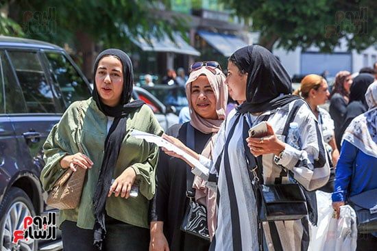 الابتسامات ترسم الوجوه.. طلاب الثانوية العامة: امتحان الإنجليزي سهل ومباشر