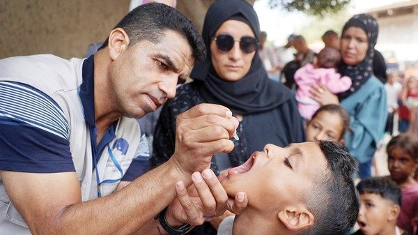 «الأونروا» تحذر من تدهور الوضع الصحي بالقطاع