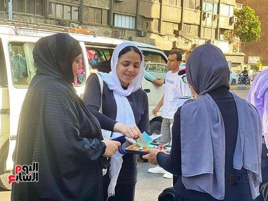 دعم وحلوى لطلاب الثانوية العامة بالجيزة قبل أداء امتحان الإنجليزى.. صور
