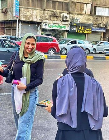 دعم وحلوى لطلاب الثانوية العامة بالجيزة قبل أداء امتحان الإنجليزى.. صور