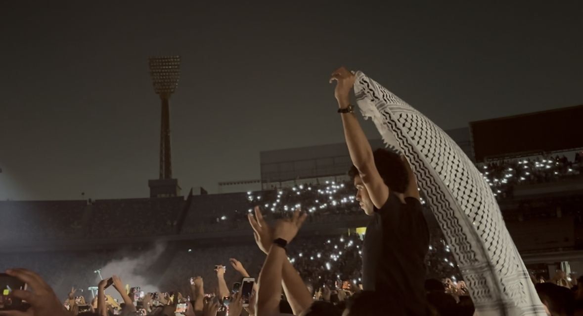 بصور شهداء فلسطين ورسالة لينا الظاهر.. كايروكى يدعمون أهل غزة من استاد القاهرة