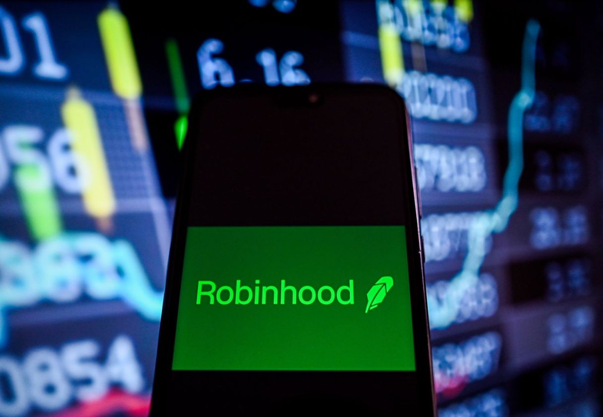 منصة Robinhood توسّع عروضها بإطلاق عقود آجلة مصغرة لـ XRP وSOL