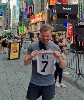 تولغا ساريتاش يحتفل برومانسية بذكرى زواجه.. ويعلن اسم مولوده المنتظر