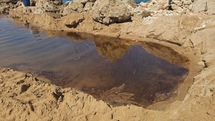 وزارة البيئة طالبت بفتح تحقيق بشأن تسرب وتلوث نفطي في البحر في الجية وبتجريم المرتكبين