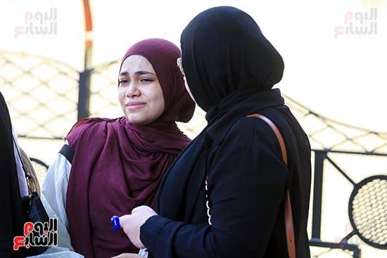 الابتسامات ترسم الوجوه.. طلاب الثانوية العامة: امتحان الإنجليزي سهل ومباشر
