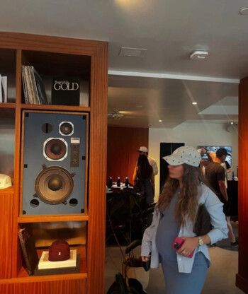 تولغا ساريتاش يحتفل برومانسية بذكرى زواجه.. ويعلن اسم مولوده المنتظر