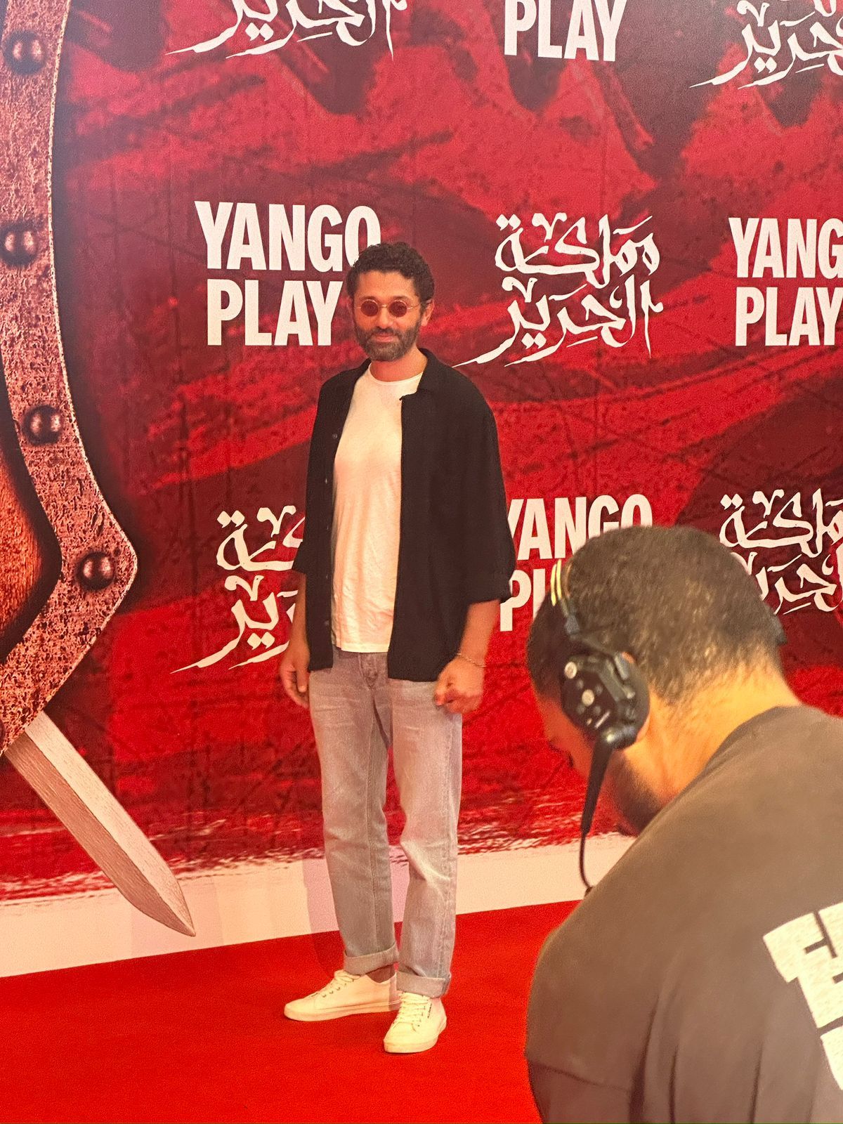 كريم محمود عبد العزيز وشقيقه وزوجته يصلون العرض الخاص لمملكة الحرير