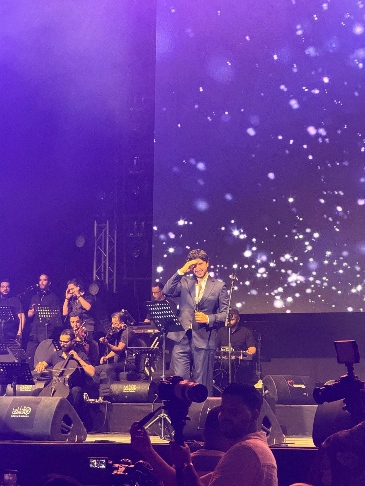 محمد فضل شاكر يغنى لوالده ويدعو له بالفرج فى حفله بمهرجان موازين