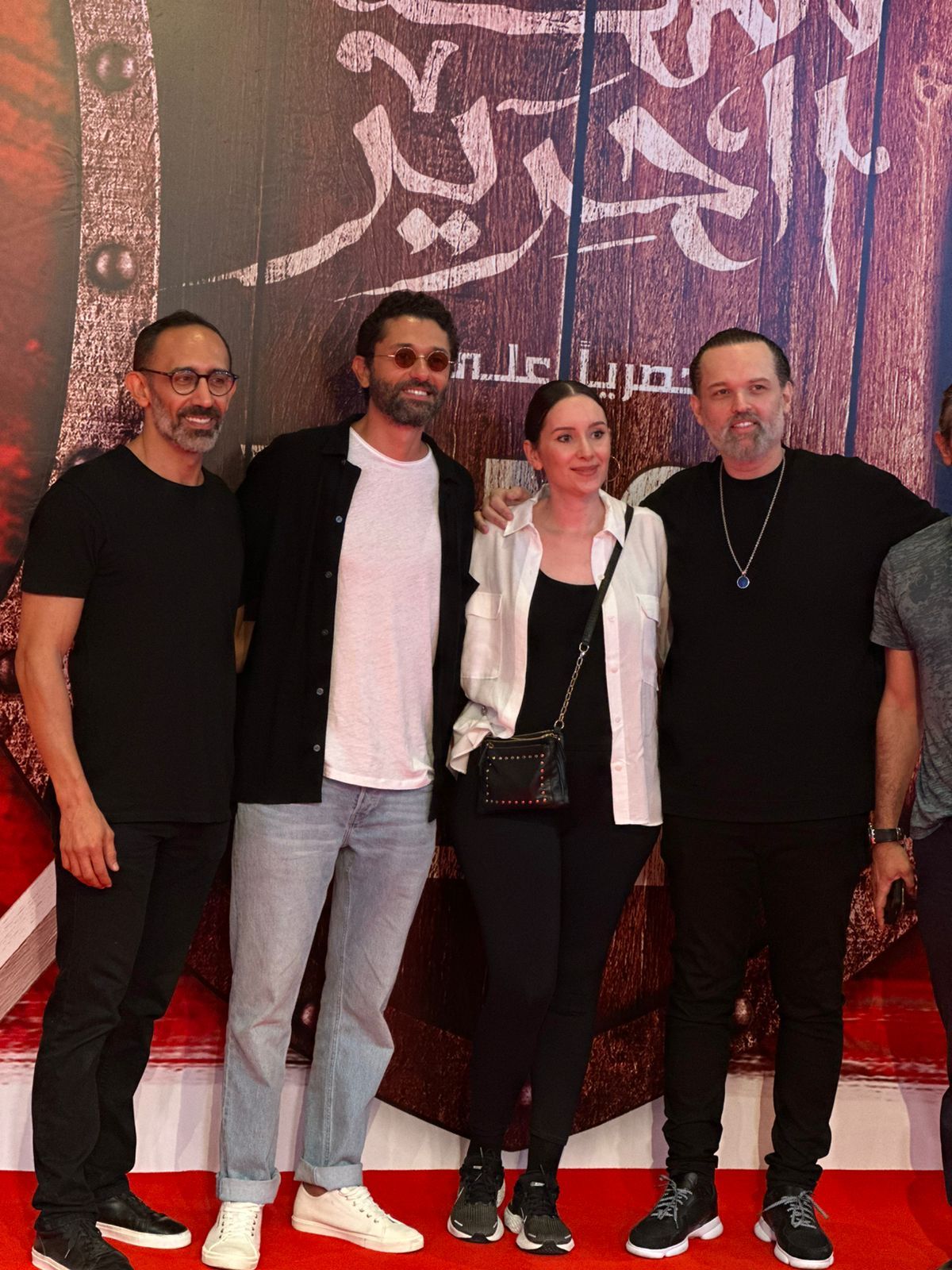 كريم محمود عبد العزيز وشقيقه وزوجته يصلون العرض الخاص لمملكة الحرير