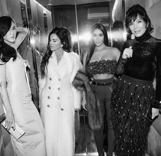 عزمت كيم بس.. كريس جينر تقنع لورين سانشيز بدعوة جميع بناتها في حفل زفافها