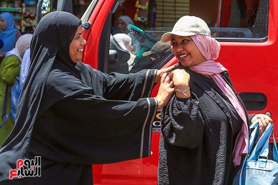 الابتسامات ترسم الوجوه.. طلاب الثانوية العامة: امتحان الإنجليزي سهل ومباشر