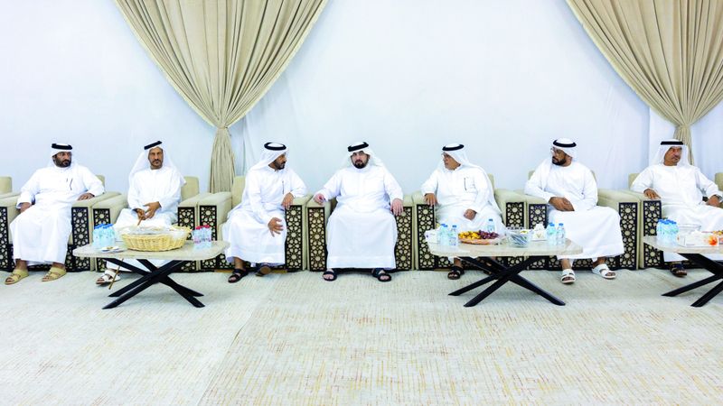 الامارات | أحمد بن محمد يقدّم واجب العزاء في وفاة محمد سهيل العامري