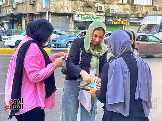 دعم وحلوى لطلاب الثانوية العامة بالجيزة قبل أداء امتحان الإنجليزى.. صور
