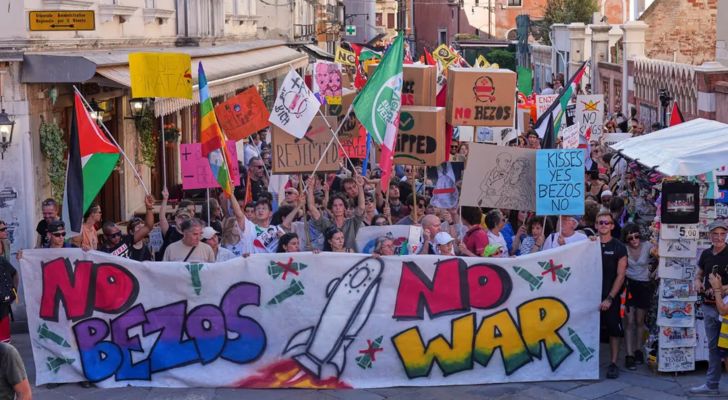 تظاهرة في البندقية احتجاجًا على إقامة مؤسس "أمازون" حفل زفافه في المدينة