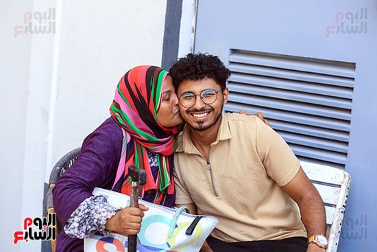 الابتسامات ترسم الوجوه.. طلاب الثانوية العامة: امتحان الإنجليزي سهل ومباشر