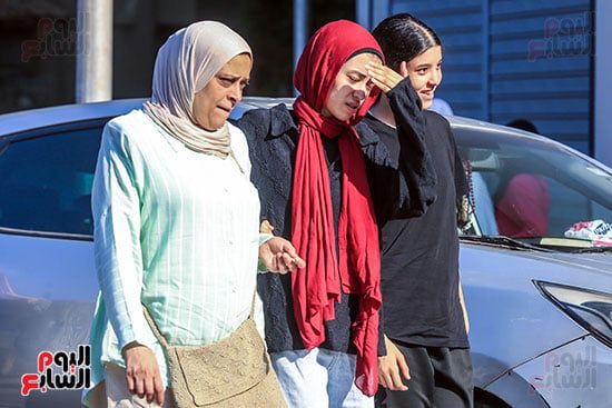 بدء توافد طلاب الثانوية العامة على لجان الجيزة لأداء امتحان الإنجليزى.. صور