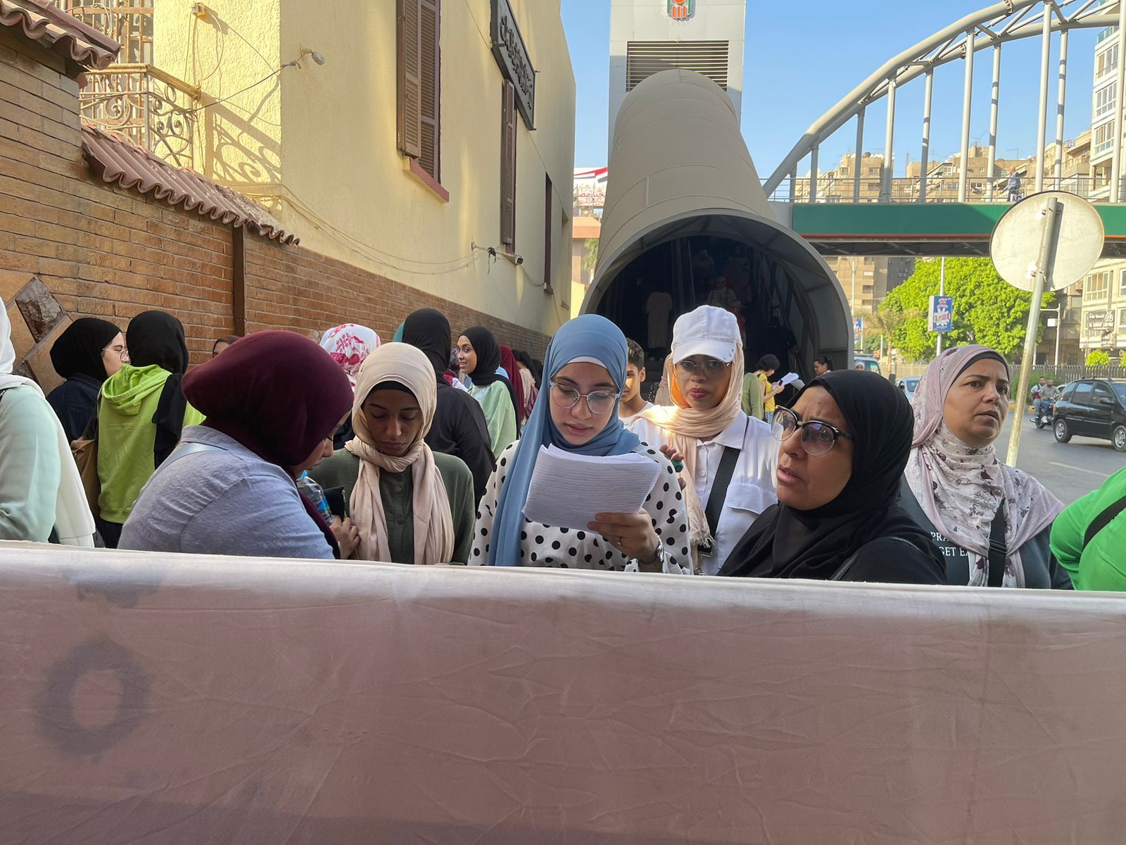 أولياء الأمور ينتظرون طلاب الثانوية العامة فى محيط المدارس بالجيزة.. صور